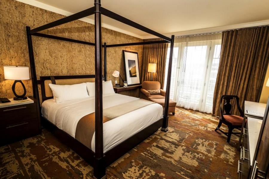 King four-poster bed